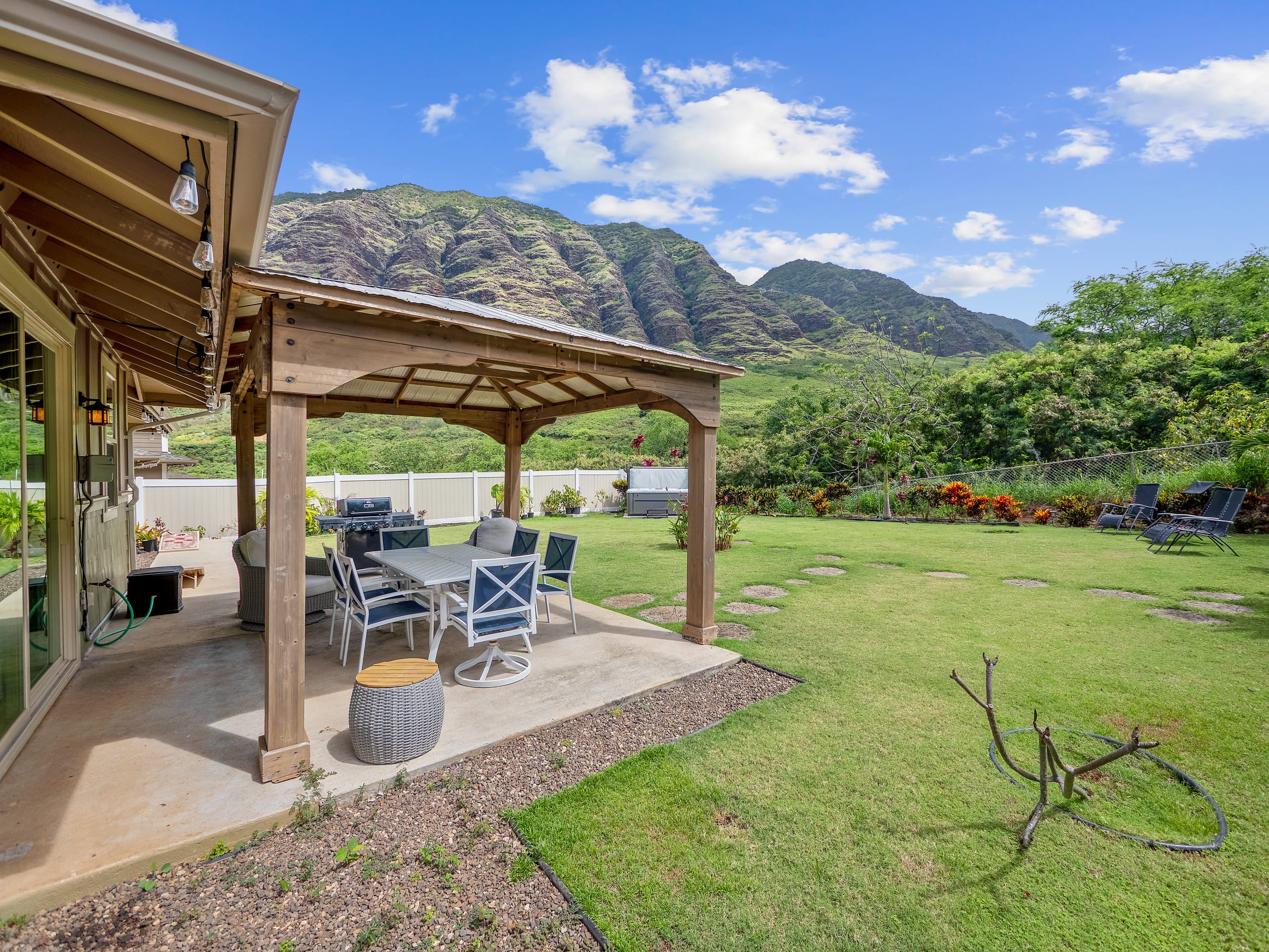 Home in Waianae · ★5.0 · 7 bedrooms · 12 beds · 5.5 private baths - Image 182