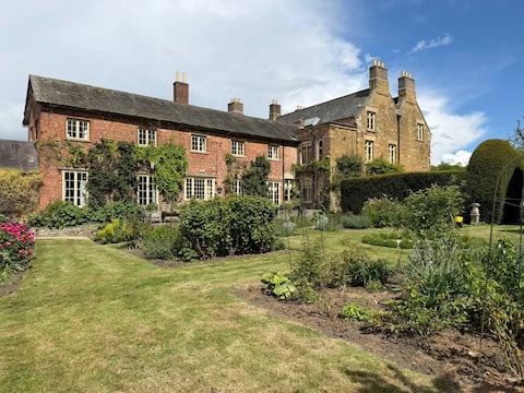 Belvoir Lodge | Sleeps 22 | Perfect for Groups