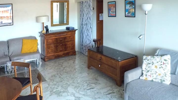 Tavolinë ngrënieje; 4 karrige; kolltuk; dy divane krevat