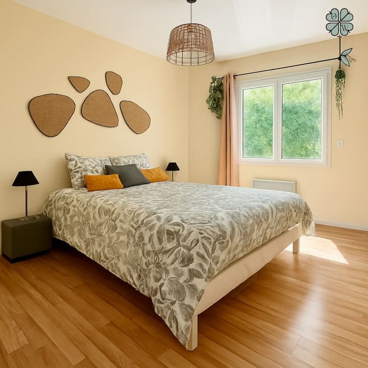 Chambre parentale avec lit "Queen Size" (160x200), jolie décoration et grande armoire-dressing, vue sur le jardin