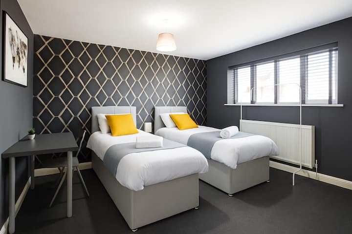 5br Group Stay | Sleeps 12 | Family & Contractors - Leeds