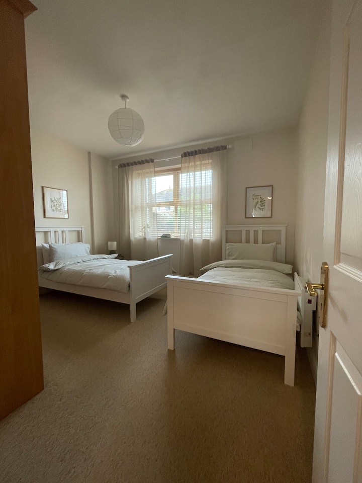 חדר שינה עם ארונות גדולים משמאל