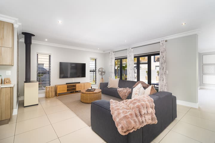 Family Villa In Cpt Suburbs - Western Cape