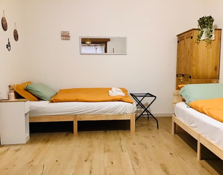 stanza preparata per accogliere ospiti con letti singoli