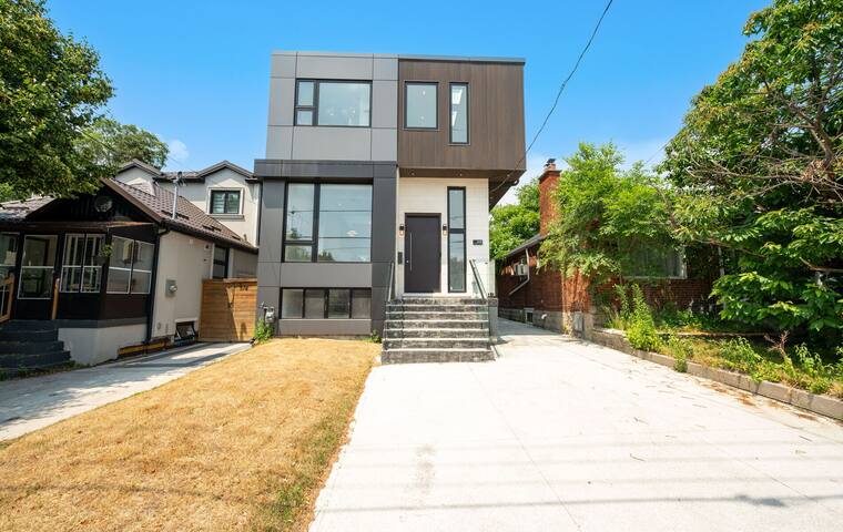 Custom Built Modern Home 4 Bed/4.5 Bath/3 Car gallery image 2