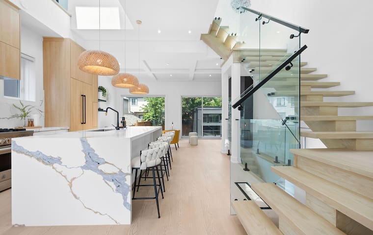 Custom Built Modern Home 4 Bed/4.5 Bath/3 Car