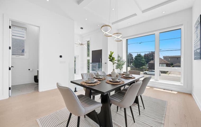 Custom Built Modern Home 4 Bed/4.5 Bath/3 Car gallery image 3