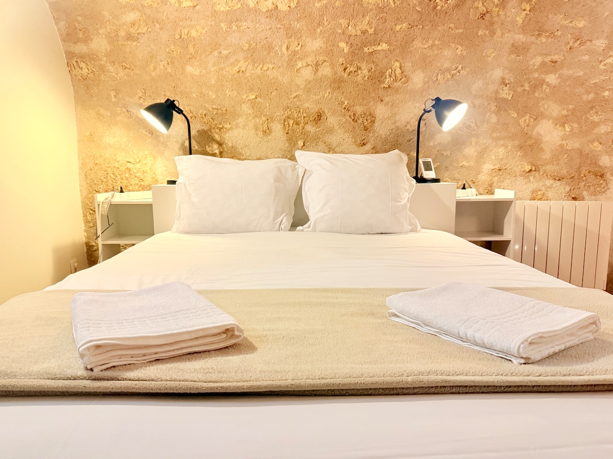 La chambre est équipée d’un lit double 160x200, les draps et serviettes sont fournis.