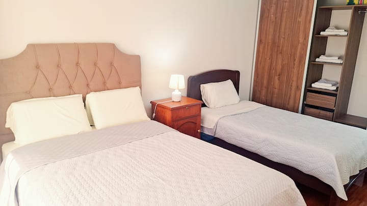 Cama matrimonial (2 plazas) para su comidad. 
U sobi se nalazi udoban bračni krevet s jastukom od memorijske pjene za miran san