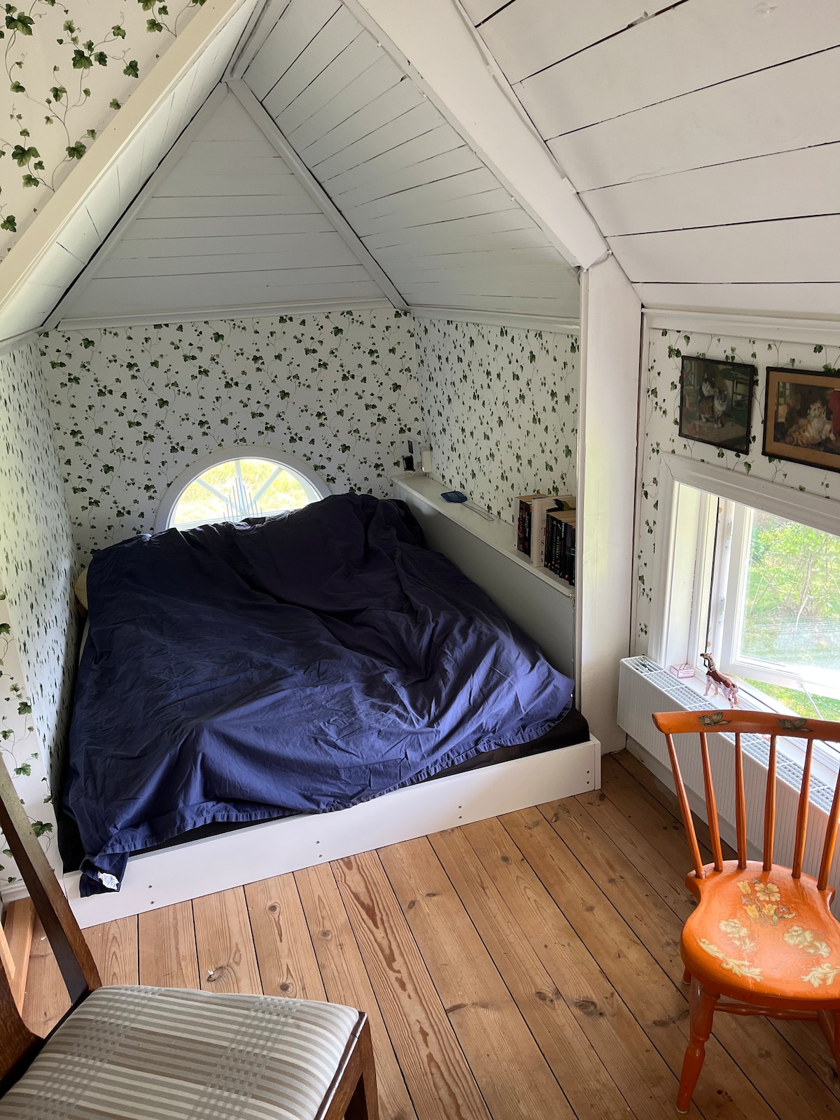 Acogedor dormitorio con cama tamaño queen. Base de cama directamente en el piso y perfectamente adaptada a la alcoba