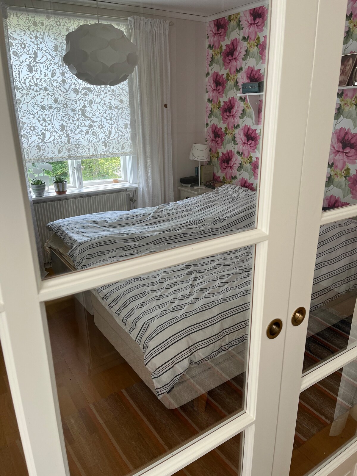 Dormitorio con puertas correderas acristaladas.