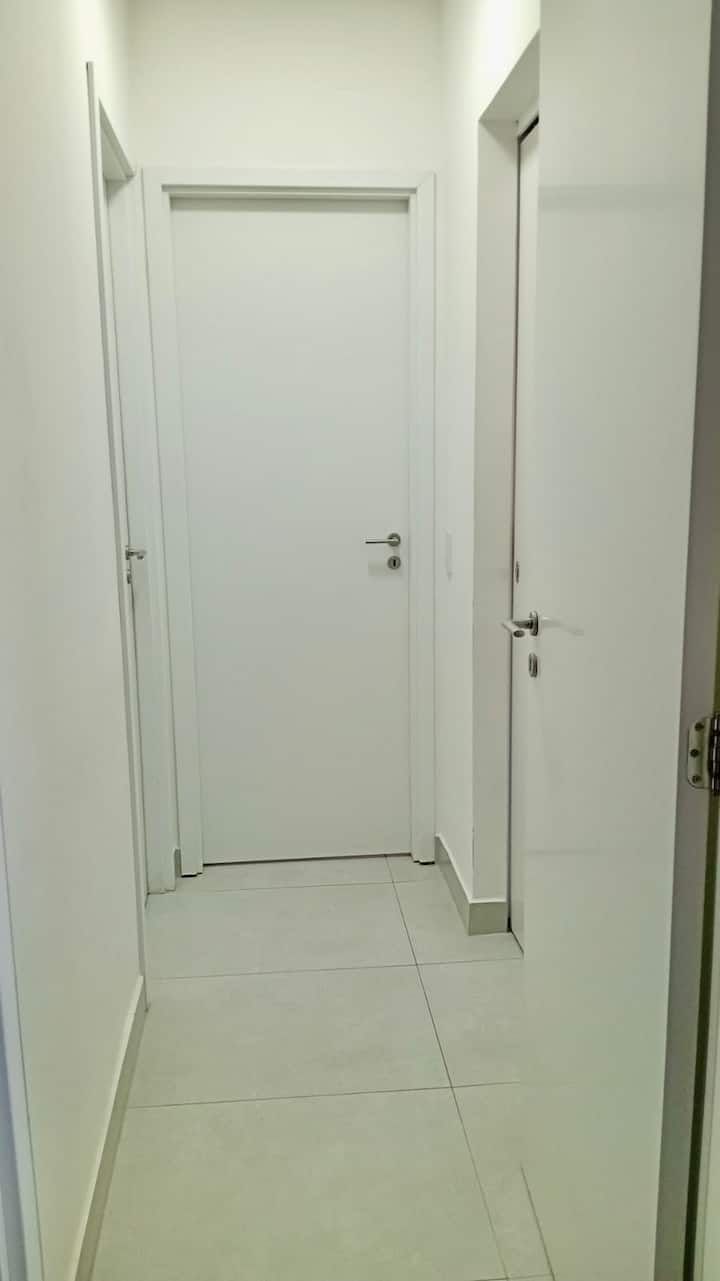 Pametan raspored: vrata u hodniku odvajaju apartman, spavaću sobu za jednu osobu i dnevni boravak te kuhinju i kupaonicu. Ova namjerna podjela osigurava maksimalnu privatnost za one koji su u sobama, čak i kad je cijela kuća popunjena.