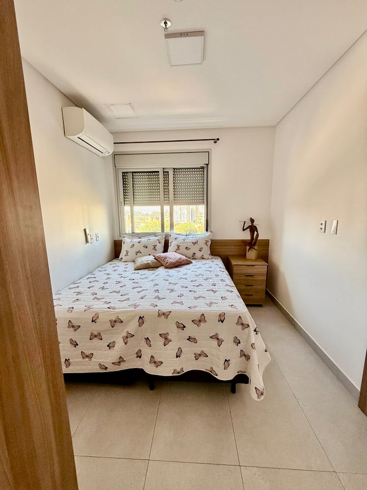 Fleksibilna konfiguracija prostorija! 

Pjevači mogu spavati na bračnom krevetu, a dnevni boravak pretvara se u treću spavaću sobu (2 kreveta za jednu osobu).

Vaša grupa bira najbolji način boravka. 

Jamčimo veću udobnost i privatnost!