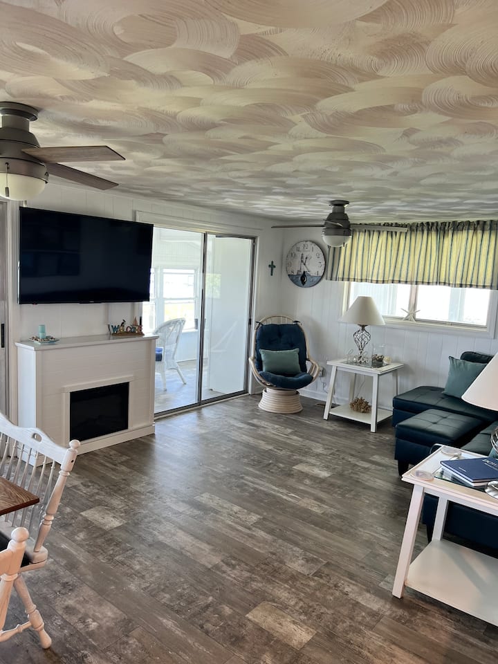 Watersway~a Cozy Coastal Cottage On The Straits - Harkers Island, NC