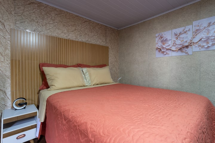 Aproveite essa cama confortável para relaxar após um dia de passeio