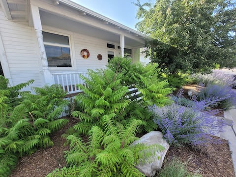 Historic 1911 Miner's Cottage - Rains