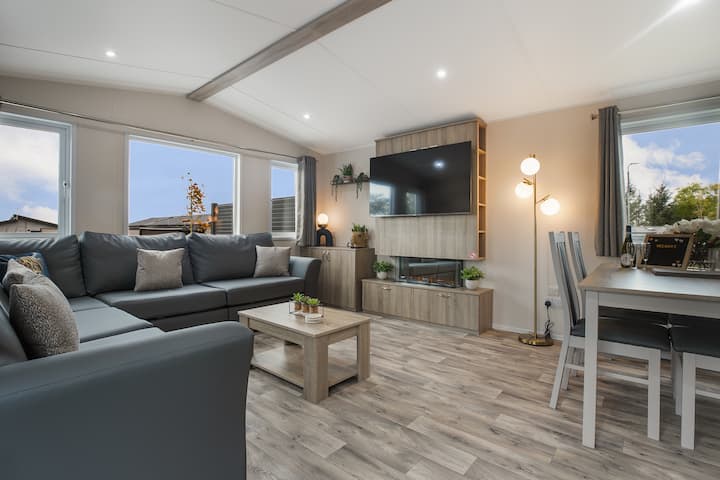 Pet Friendly Lodge 14 Hot Tub Accessible - Kilmarnock