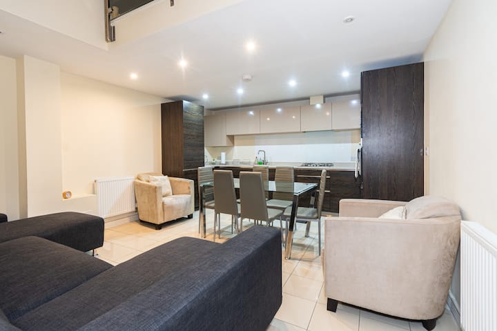 Near Westfield & Tube | Sleeps 8 | Shepherd's Bush - London
