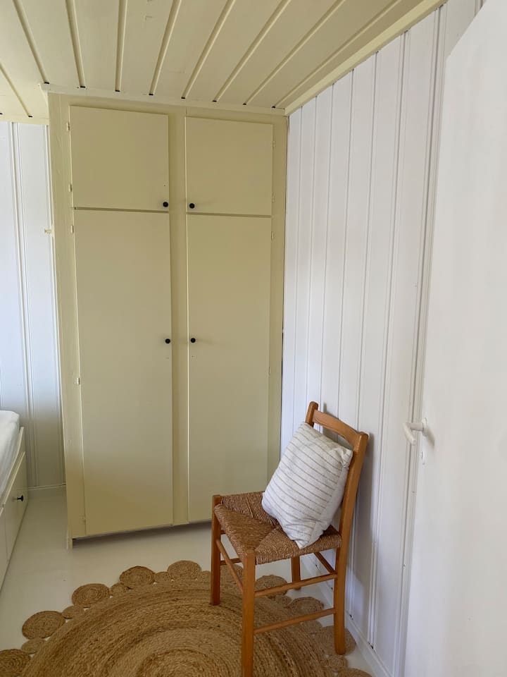 Гардероба со можност за складирање 