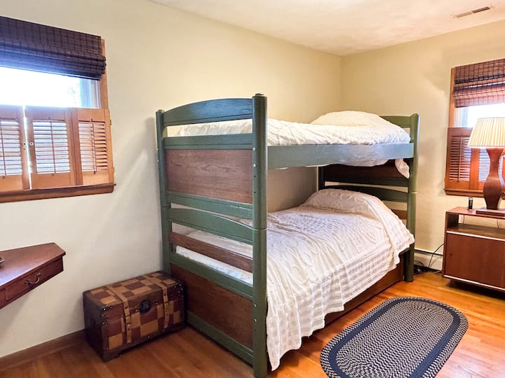 Chumba cha kulala cha ghorofa juu. Kuna kitanda kidogo kinachoondoka ili kuruhusu chumba hiki kulala 3. Vivuli vya kuzima kwenye madirisha. Kuna kinara chenye taa na kituo cha kuchaji. Chumba hiki pia kina televisheni ya inchi 40.