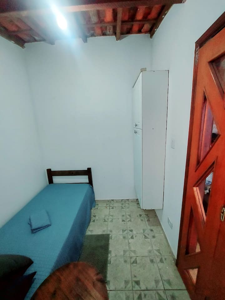 Soba se nalazi u stražnjem dijelu kuće, na nižoj etaži, u blizini dvorišta i praonice