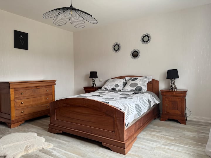 เตียงคู่ ตู้เสื้อผ้า และโต๊ะเครื่องแป้ง