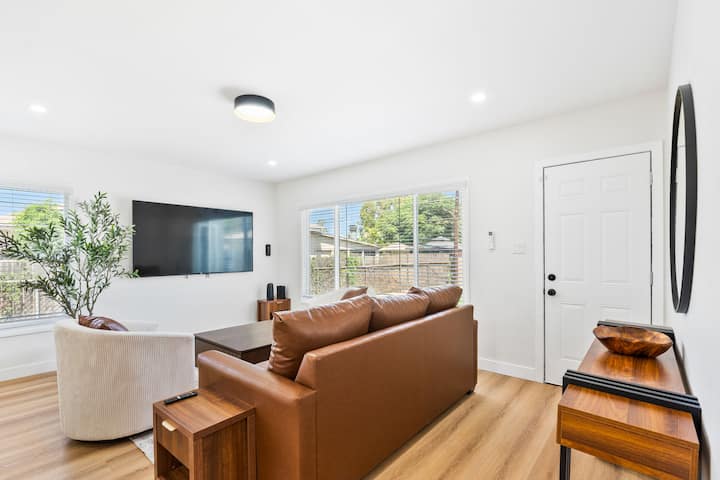 Modern Disney/la Oasis + Pet-friendly Yard - La Habra, CA