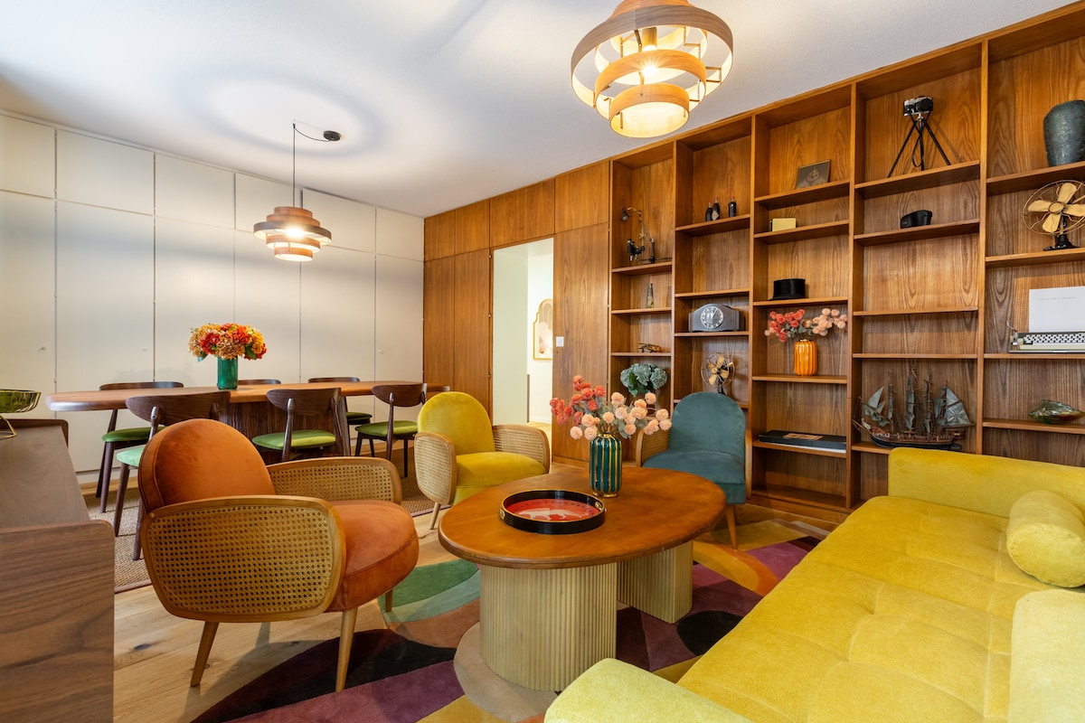 غرفة معيشة مريحة مع طاولة طعام وأريكة