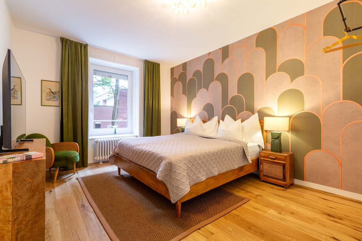 غرفة نوم مريحة بسرير بمقاس كينج وعناصر ريترو