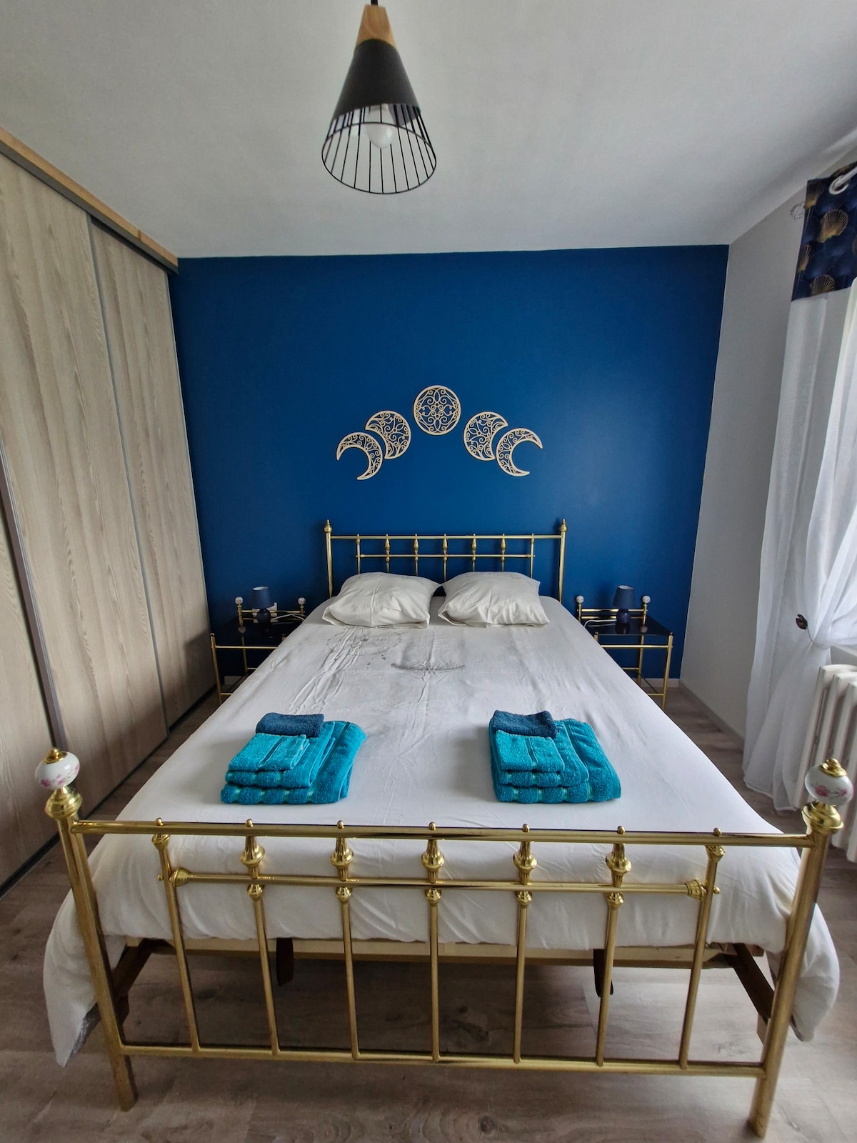 Spavaća soba u plavim tonovima s krevetom dimenzija 140 x 190 cm