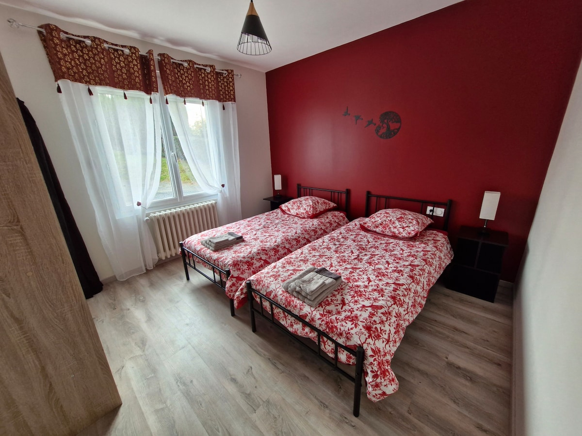 Crvena spavaća soba s krevetima 90 x 190