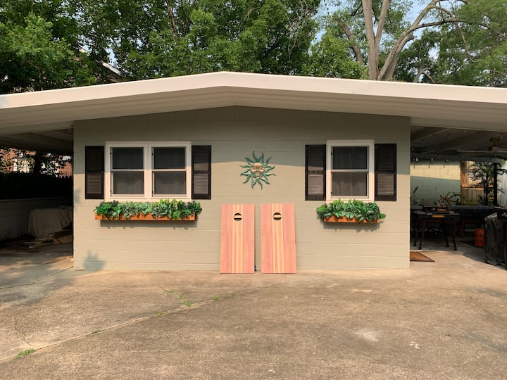 ¡Esta es la acogedora unidad en la parte trasera que llamamos el Bungalow! - Sala de estar con un sofá cama, baño completo, armario y dormitorio acogedor con una pequeña cocina para aquellos que buscan un poco más de privacidad del "grupo".   ¿Mencioné el cornhole? ¡Disfruta!