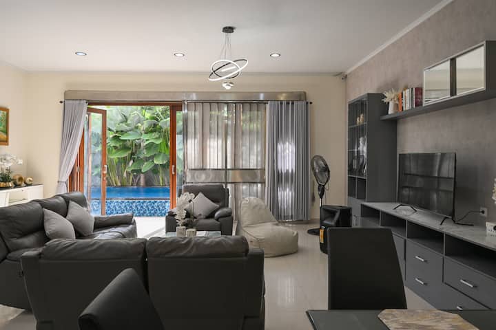 Jimbaran Villa With Private Pool - Kuta Selatan