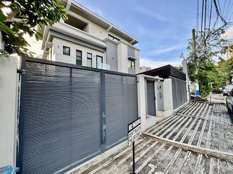 Halika Villa | Kapitolyo 4BR w/ Karaoke Near BGC