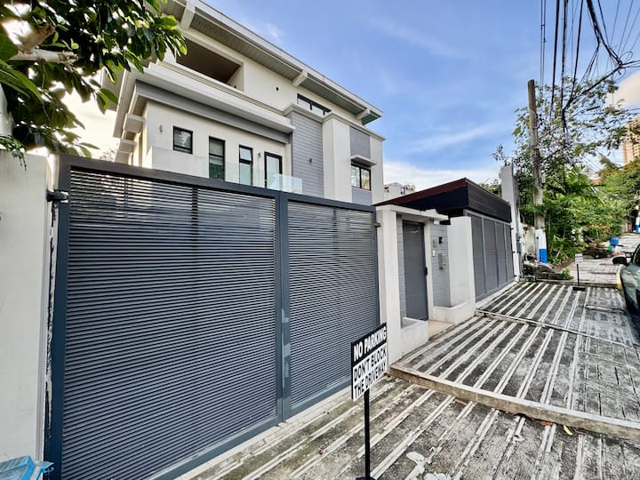 Halika Villa | Kapitolyo 4BR w/ Karaoke Near BGC