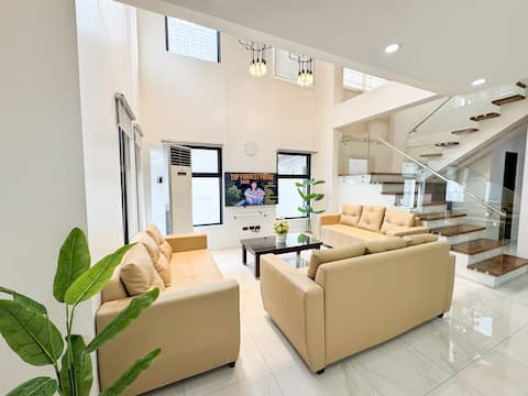 Halika Villa | Kapitolyo 4BR w/ Karaoke Near BGC