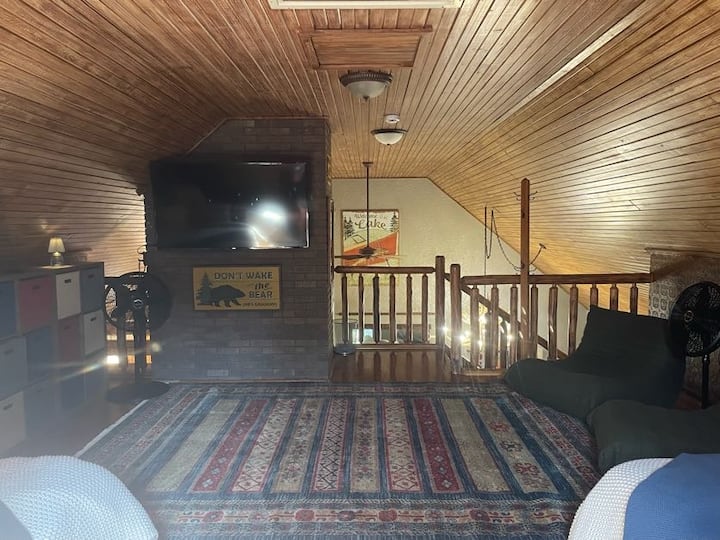 loft, 3rd floor, 4 full beds