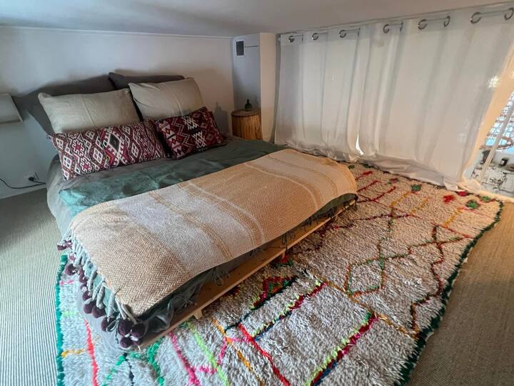 Habitación un verdadero capullo:
- Cama en altillo, 
- Tamaño 140/190