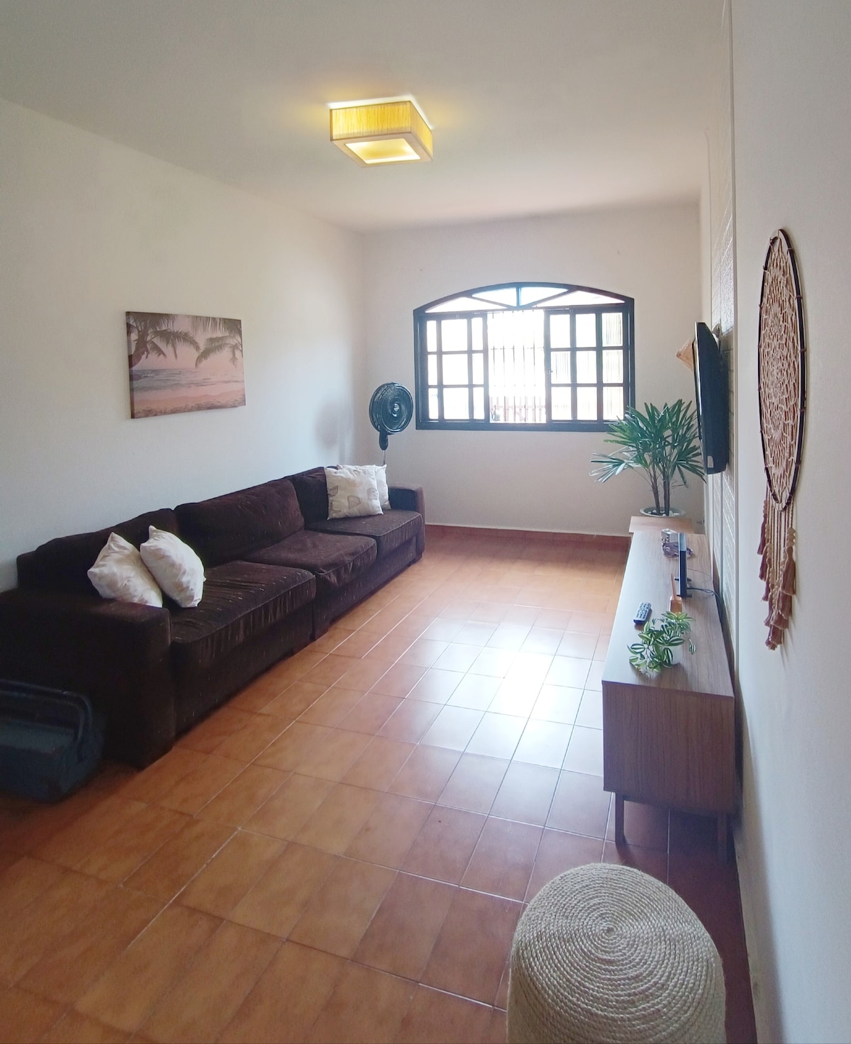 Airbnb em destaque: Yellow House •150m beach • barbecue •backyard. em Peruíbe
