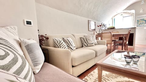 Proprietà Airbnb di successo: Borgo dei Sogni Deluxe Apartment with Terrace a San Felice Del Benaco