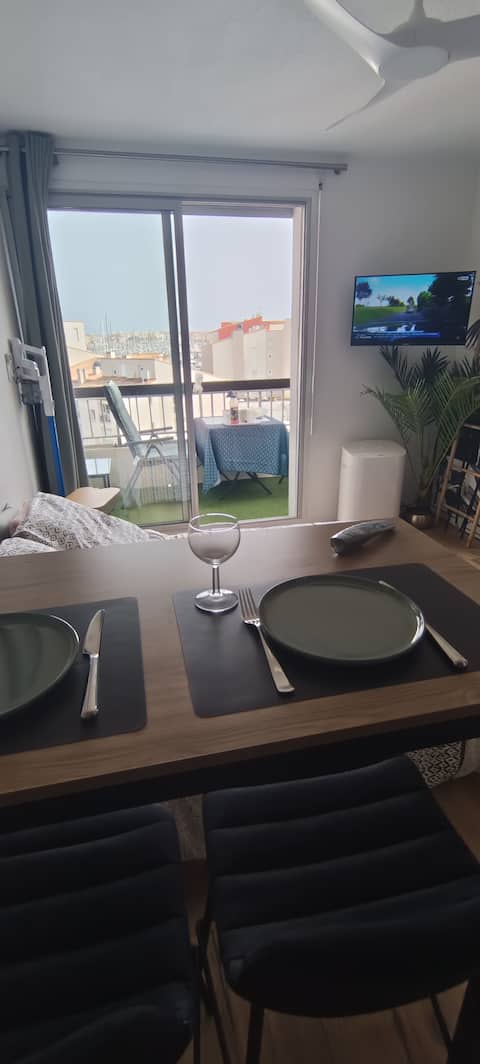 Propriété Airbnb réussie: Very nice studio in the center of the port. à Agde