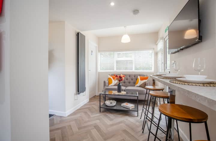 Sleeps 12 | 6 Bedrooms | 6 En Suites | Parking X6 - Suffolk