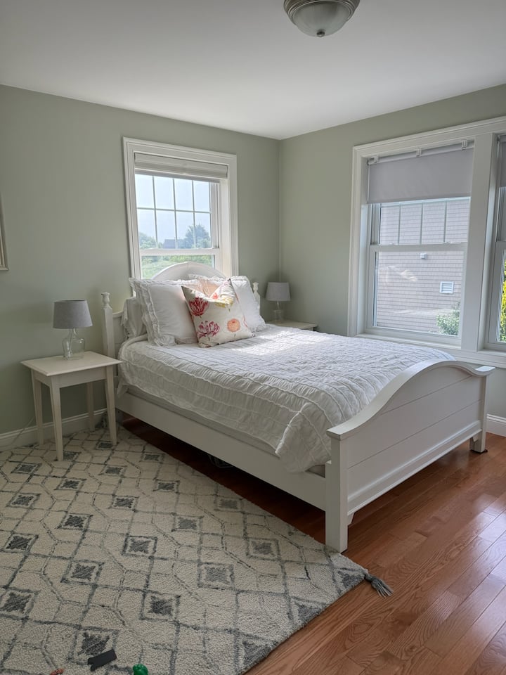 Second level
Queen bedroom 