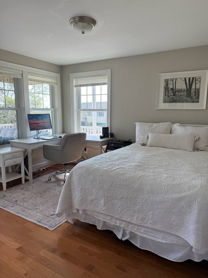 Second level : Queen bed / work desk and chair / attached to wrap
Around deck with second outdoor seating / gas fire pit / porch swing 