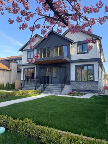 Modern Duplex min from Downtown, UBC. Free parking