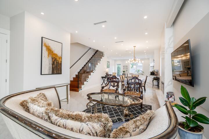 Modern Duplex min from Downtown, UBC. Free parking gallery image 3