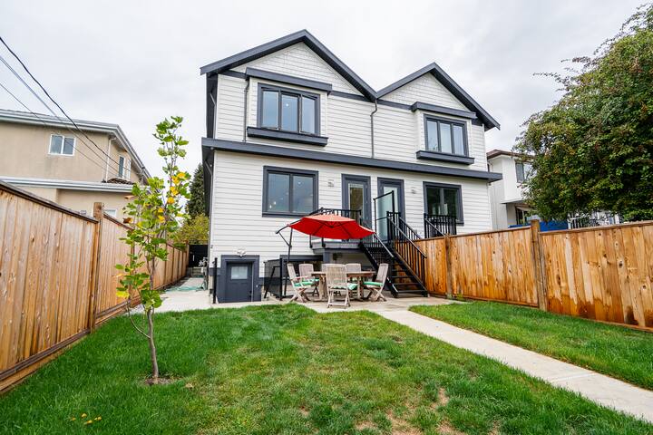 Modern Duplex min from Downtown, UBC. Free parking gallery image 2