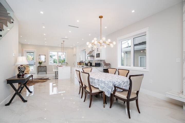 Modern Duplex min from Downtown, UBC. Free parking gallery image 5