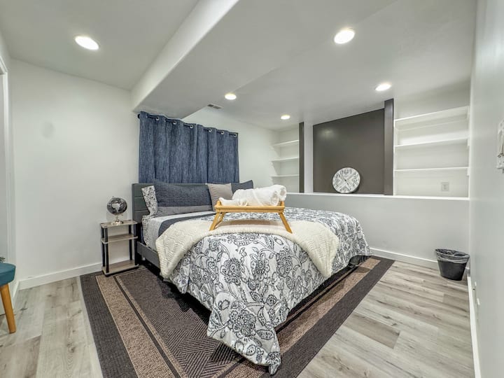 Ბინაში შესვლისას ეს საძინებელი თქვენს მარცხენა მხარესაა, შესანიშნავი ოთახის/ სასადილოს/ სამზარეულოს სივრცის გასწვრივ