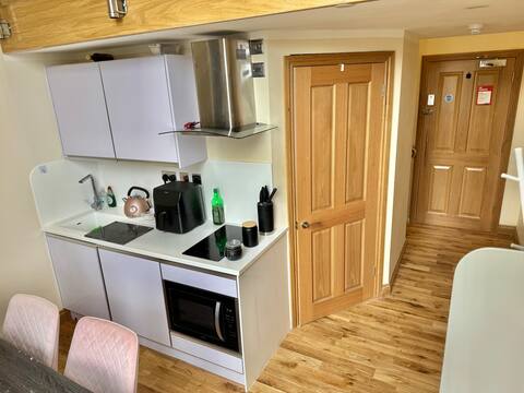 Popular Airbnb listing: New build Duplex studio w/Netflix close to centre in Hyson Green & Arboretum